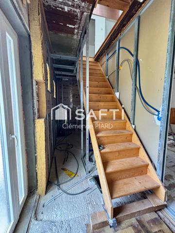 Charmante maison rénovée d’environ 135 m², répartie sur trois niveaux - Leschères