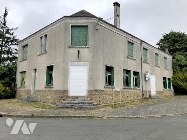 VILLAINES SOUS MALICORNE : GRANDE MAISON de bourg avec cour et dépendance