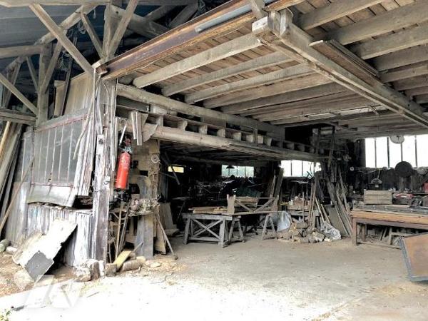 VILLAINES SOUS MALICORNE : GRANDE MAISON de bourg avec cour et dépendance