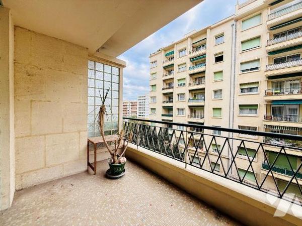 Situé dans le secteur du "Carré d'Or", au c?ur d'une copropriété élégante et parfaitement entre...