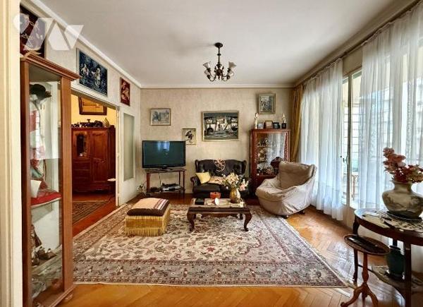 Situé dans le secteur du "Carré d'Or", au c?ur d'une copropriété élégante et parfaitement entre...