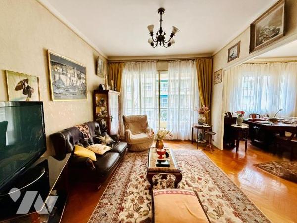 Situé dans le secteur du "Carré d'Or", au c?ur d'une copropriété élégante et parfaitement entre...