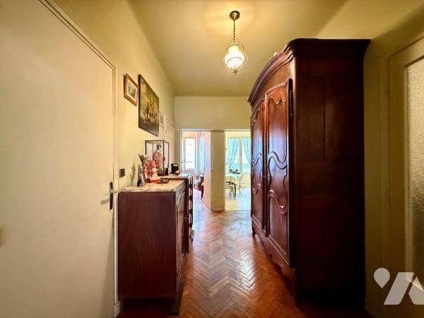 Situé dans le secteur du "Carré d'Or", au c?ur d'une copropriété élégante et parfaitement entre...