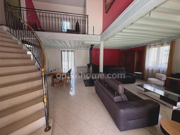 Maison familiale avec piscine et beaux volumes – Daix – 188 m²