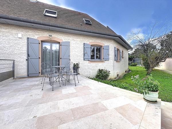 Maison familiale avec piscine et beaux volumes – Daix – 188 m²