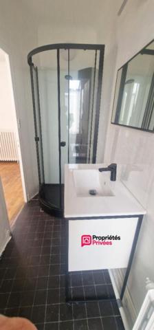 Immeuble de 94 m² avec commerce et logement 3 pièces et 2 chambres