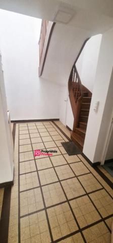 Immeuble de 94 m² avec commerce et logement 3 pièces et 2 chambres