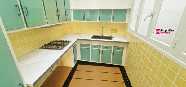 Immeuble de 94 m² avec commerce et logement 3 pièces et 2 chambres