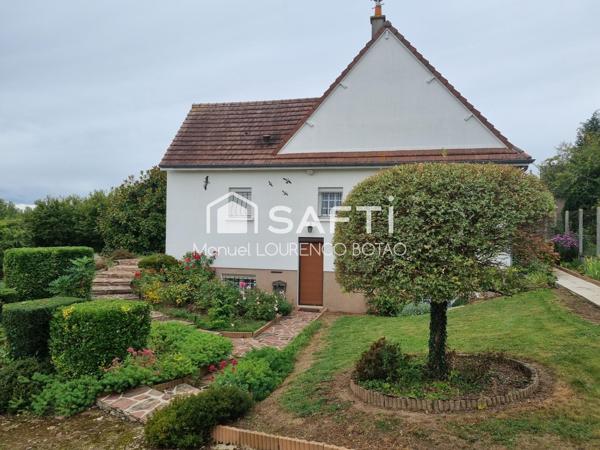 Maison de 1975 avec toutes commoditées autour.