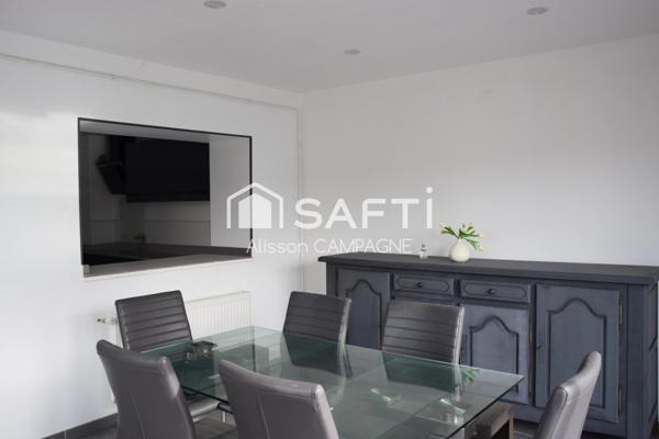 Maison semi mitoyenne avec garage.