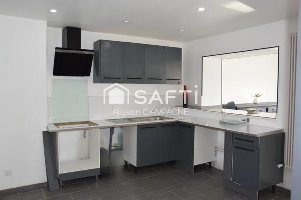 Maison semi mitoyenne avec garage.