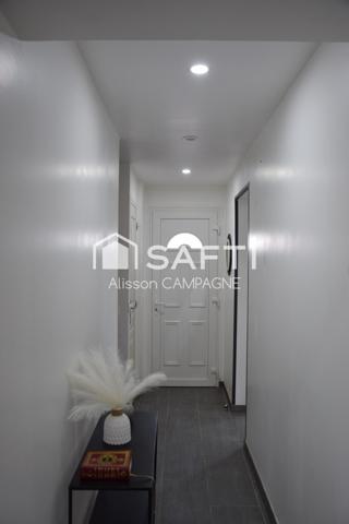 Maison semi mitoyenne avec garage.