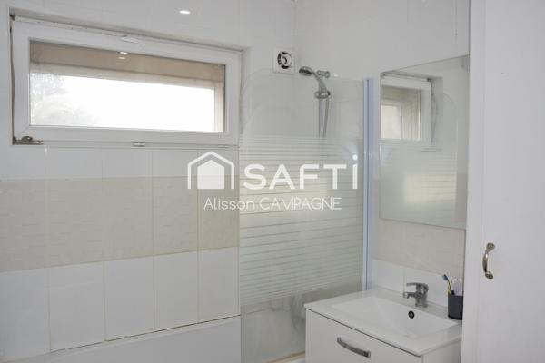 Maison semi mitoyenne avec garage.