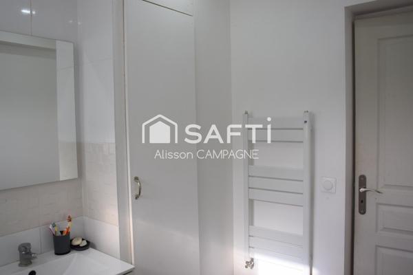 Maison semi mitoyenne avec garage.