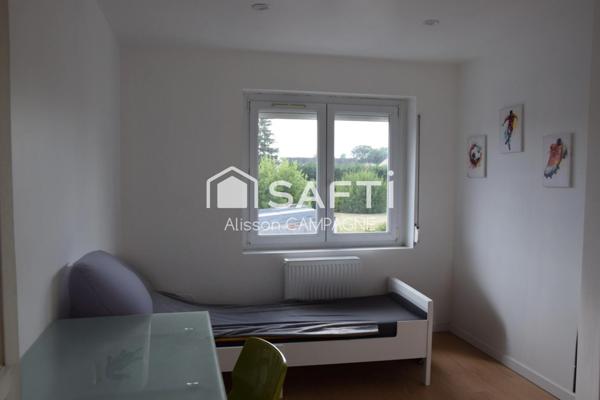 Maison semi mitoyenne avec garage.