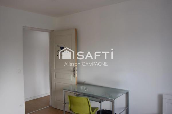 Maison semi mitoyenne avec garage.