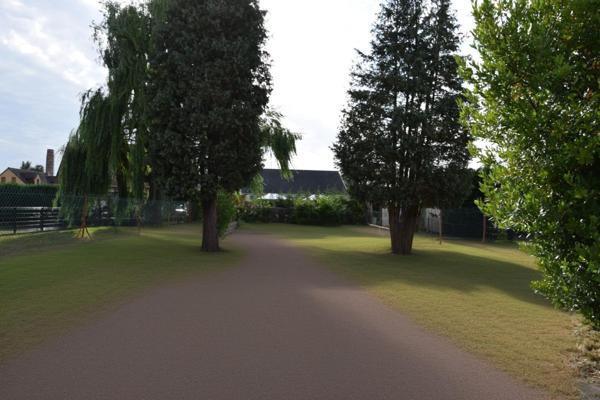 Maison semi mitoyenne avec garage.