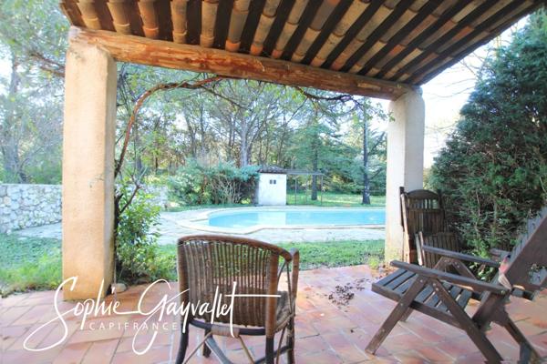 VENTABREN - Maison authentique aux volumes atypiques, dans un environnement verdoyant.