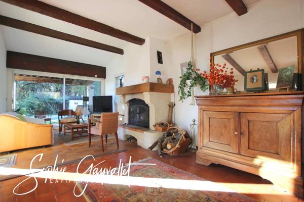 VENTABREN - Maison authentique aux volumes atypiques, dans un environnement verdoyant.