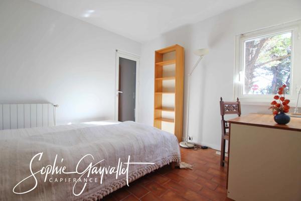 VENTABREN - Maison authentique aux volumes atypiques, dans un environnement verdoyant.