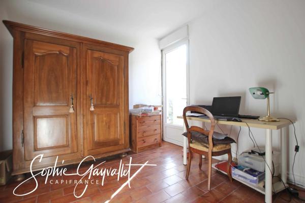 VENTABREN - Maison authentique aux volumes atypiques, dans un environnement verdoyant.