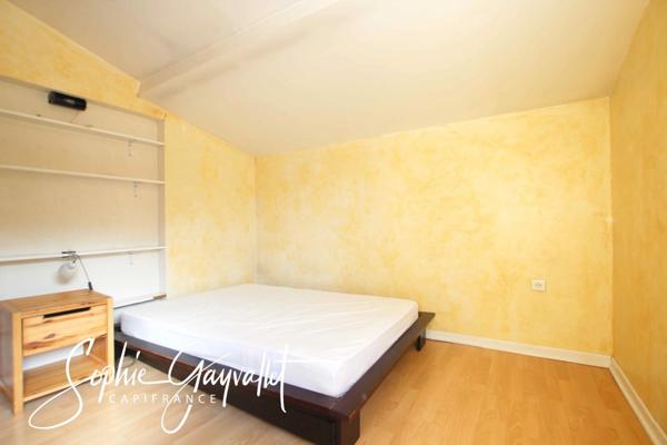 VENTABREN - Maison authentique aux volumes atypiques, dans un environnement verdoyant.