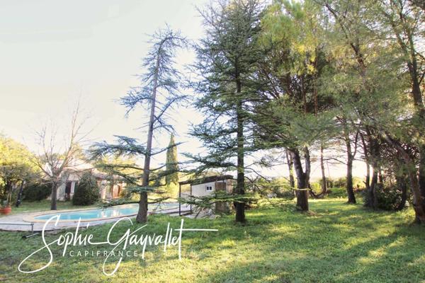 VENTABREN - Maison authentique aux volumes atypiques, dans un environnement verdoyant.