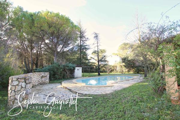 VENTABREN - Maison authentique aux volumes atypiques, dans un environnement verdoyant.