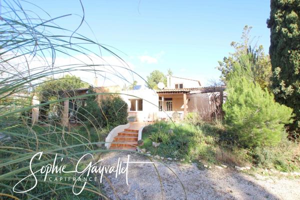 VENTABREN - Maison authentique aux volumes atypiques, dans un environnement verdoyant.