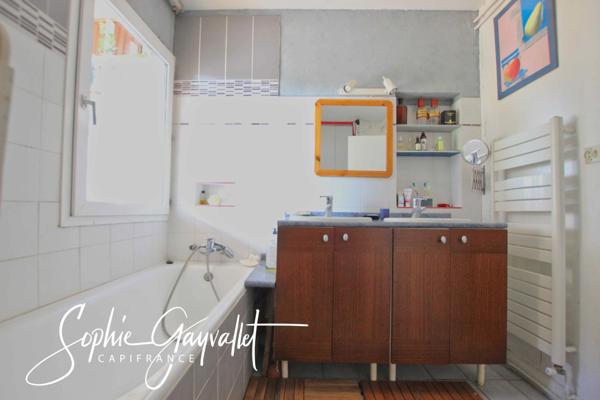 VENTABREN - Maison authentique aux volumes atypiques, dans un environnement verdoyant.