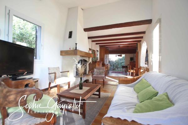 VENTABREN - Maison authentique aux volumes atypiques, dans un environnement verdoyant.