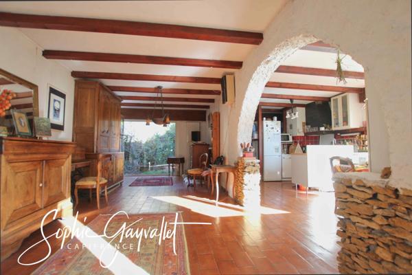 VENTABREN - Maison authentique aux volumes atypiques, dans un environnement verdoyant.