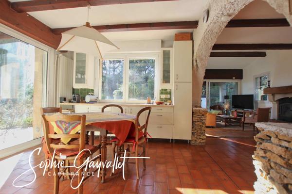 VENTABREN - Maison authentique aux volumes atypiques, dans un environnement verdoyant.