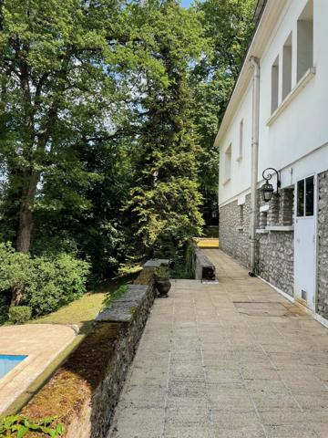 À vendre - Maison traditionnelle, 8 pièces située à Joué-lès-Tours (37300)