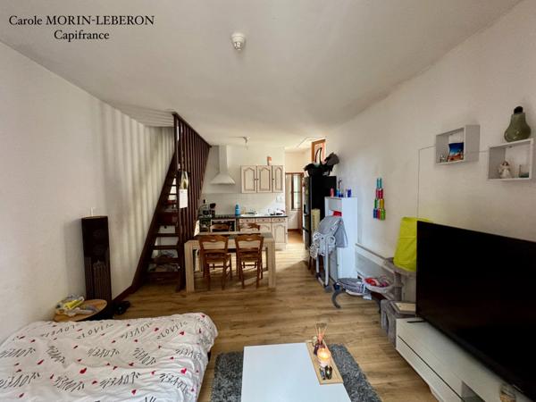 Immeuble en pierres, deux appartements de type 3, deux garages
