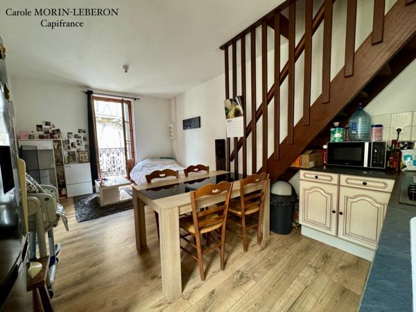 Immeuble en pierres, deux appartements de type 3, deux garages