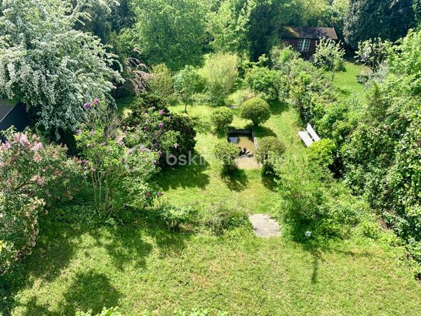 A Vaucresson, dans un secteur particulièrement recherché et au calme, découvrez cette maison de 137m2, idéalement située à quelques pas du centre ville. 
Elle bénéficie d'un jardin bucolique, offrant un cadre de vie rare et privilégié. Son exposition plein sud lui assure une luminosité optimale tout au long de la journée, tandis que sa vue panoramique constitue un véritable atout, exceptionnel en milieu urbain.
A proximité immédiate des commerces, des écoles et des transports, cette maison réunit sérénité et praticité. Un bien idéal pour une famille à la recherche d'un environnement de qualité, alliant nature et vie citadine. Des travaux de rénovations sont à prévoir, ne ratez pas cette opportunité !