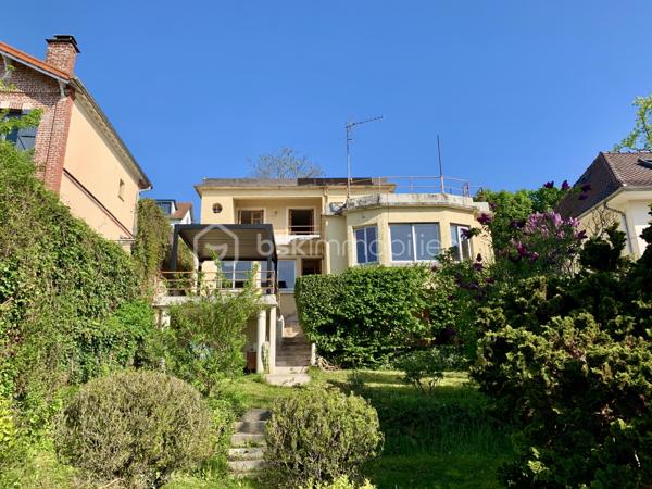 A Vaucresson, dans un secteur particulièrement recherché et au calme, découvrez cette maison de 137m2, idéalement située à quelques pas du centre ville. 
Elle bénéficie d'un jardin bucolique, offrant un cadre de vie rare et privilégié. Son exposition plein sud lui assure une luminosité optimale tout au long de la journée, tandis que sa vue panoramique constitue un véritable atout, exceptionnel en milieu urbain.
A proximité immédiate des commerces, des écoles et des transports, cette maison réunit sérénité et praticité. Un bien idéal pour une famille à la recherche d'un environnement de qualité, alliant nature et vie citadine. Des travaux de rénovations sont à prévoir, ne ratez pas cette opportunité !