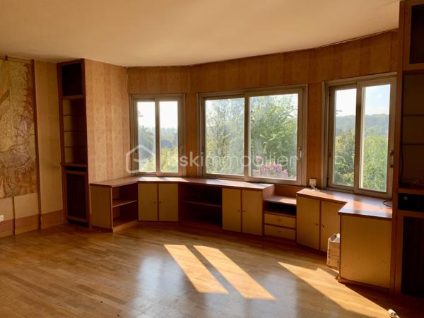 A Vaucresson, dans un secteur particulièrement recherché et au calme, découvrez cette maison de 137m2, idéalement située à quelques pas du centre ville. 
Elle bénéficie d'un jardin bucolique, offrant un cadre de vie rare et privilégié. Son exposition plein sud lui assure une luminosité optimale tout au long de la journée, tandis que sa vue panoramique constitue un véritable atout, exceptionnel en milieu urbain.
A proximité immédiate des commerces, des écoles et des transports, cette maison réunit sérénité et praticité. Un bien idéal pour une famille à la recherche d'un environnement de qualité, alliant nature et vie citadine. Des travaux de rénovations sont à prévoir, ne ratez pas cette opportunité !