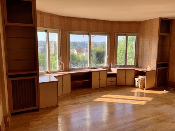 A Vaucresson, dans un secteur particulièrement recherché et au calme, découvrez cette maison de 137m2, idéalement située à quelques pas du centre ville. 
Elle bénéficie d'un jardin bucolique, offrant un cadre de vie rare et privilégié. Son exposition plein sud lui assure une luminosité optimale tout au long de la journée, tandis que sa vue panoramique constitue un véritable atout, exceptionnel en milieu urbain.
A proximité immédiate des commerces, des écoles et des transports, cette maison réunit sérénité et praticité. Un bien idéal pour une famille à la recherche d'un environnement de qualité, alliant nature et vie citadine. Des travaux de rénovations sont à prévoir, ne ratez pas cette opportunité !