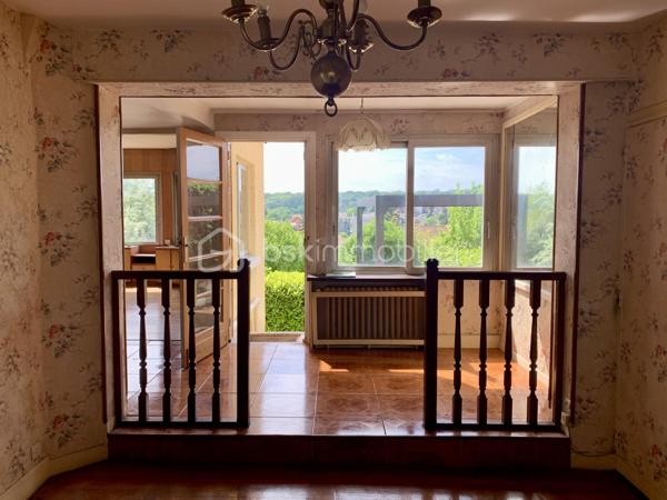 A Vaucresson, dans un secteur particulièrement recherché et au calme, découvrez cette maison de 137m2, idéalement située à quelques pas du centre ville. 
Elle bénéficie d'un jardin bucolique, offrant un cadre de vie rare et privilégié. Son exposition plein sud lui assure une luminosité optimale tout au long de la journée, tandis que sa vue panoramique constitue un véritable atout, exceptionnel en milieu urbain.
A proximité immédiate des commerces, des écoles et des transports, cette maison réunit sérénité et praticité. Un bien idéal pour une famille à la recherche d'un environnement de qualité, alliant nature et vie citadine. Des travaux de rénovations sont à prévoir, ne ratez pas cette opportunité !