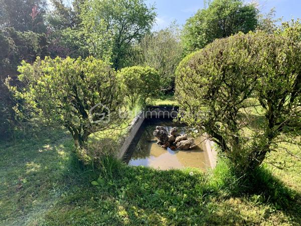A Vaucresson, dans un secteur particulièrement recherché et au calme, découvrez cette maison de 137m2, idéalement située à quelques pas du centre ville. 
Elle bénéficie d'un jardin bucolique, offrant un cadre de vie rare et privilégié. Son exposition plein sud lui assure une luminosité optimale tout au long de la journée, tandis que sa vue panoramique constitue un véritable atout, exceptionnel en milieu urbain.
A proximité immédiate des commerces, des écoles et des transports, cette maison réunit sérénité et praticité. Un bien idéal pour une famille à la recherche d'un environnement de qualité, alliant nature et vie citadine. Des travaux de rénovations sont à prévoir, ne ratez pas cette opportunité !