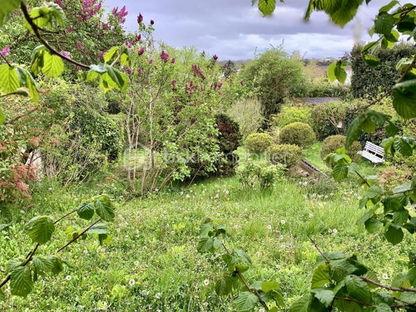 A Vaucresson, dans un secteur particulièrement recherché et au calme, découvrez cette maison de 137m2, idéalement située à quelques pas du centre ville. 
Elle bénéficie d'un jardin bucolique, offrant un cadre de vie rare et privilégié. Son exposition plein sud lui assure une luminosité optimale tout au long de la journée, tandis que sa vue panoramique constitue un véritable atout, exceptionnel en milieu urbain.
A proximité immédiate des commerces, des écoles et des transports, cette maison réunit sérénité et praticité. Un bien idéal pour une famille à la recherche d'un environnement de qualité, alliant nature et vie citadine. Des travaux de rénovations sont à prévoir, ne ratez pas cette opportunité !