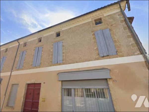 MASSEUBE (32) Maison de village et local commercial loué.