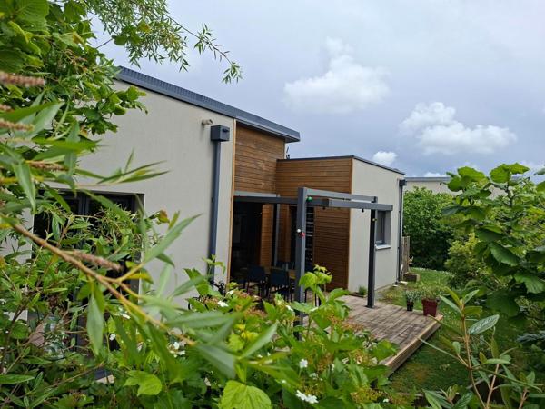 Maison contemporaine dans un environnement de verdure