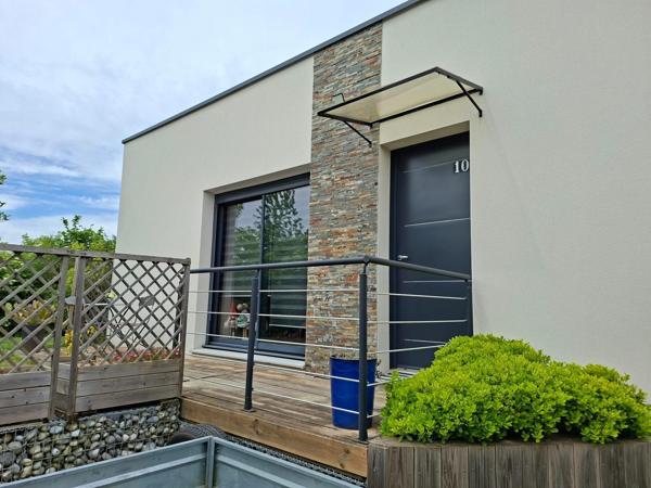 Maison contemporaine dans un environnement de verdure
