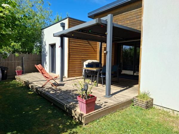 Maison contemporaine dans un environnement de verdure