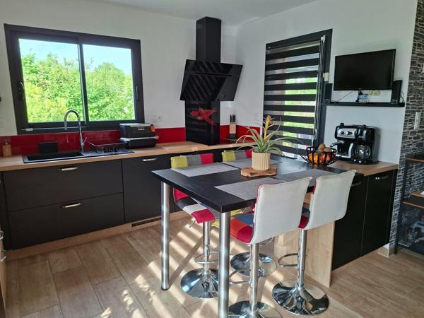 Maison contemporaine dans un environnement de verdure