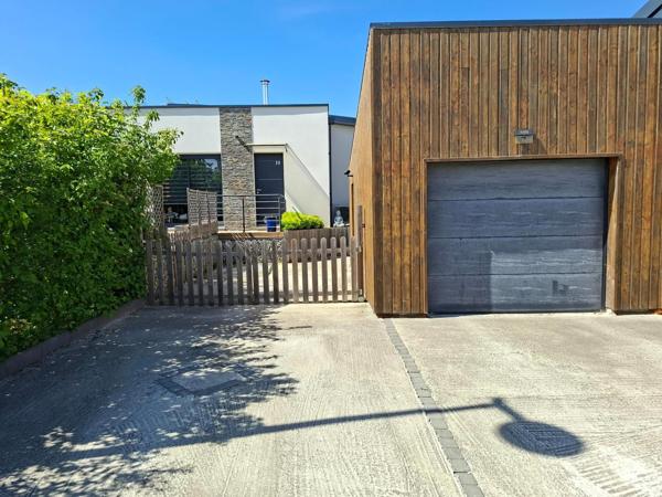 Maison contemporaine dans un environnement de verdure