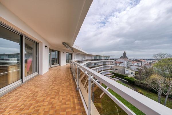 APPARTEMENT D’EXCEPTION DE 230 M² À DEUX PAS DU CENTRE-VILLE DE ROYAN AVEC GRANDE TERRASSE ET VUE ME